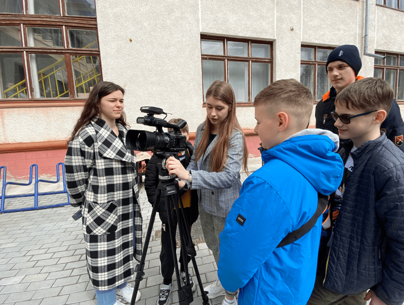 Діана Сподар та Руслана Адамович навчають учнів налаштовувати камеру